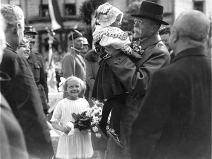 Národní Muzeum Představuje Jedinečné Snímky Z Hradního Fotoarchivu