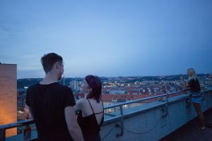 Projekce filmu Indiánské léto v letním kině na střeše Veletržního paláce, foto Helena Fikerová