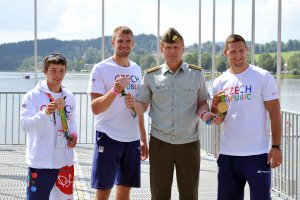 Olympijští medailisté Jiří Prskavec, Ondřej Synek a Lukáš Krpálek s generálem Josefem Bečvářem