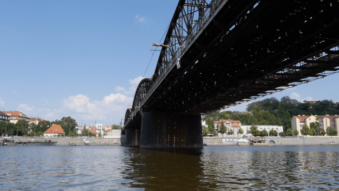Tři Skokani Skočili Naráz Ze Tří Mostů V Centru Prahy
