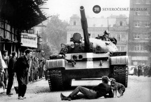 Srpen 1968. Mladík se vlastním tělem snaží zastavit sovětský tank|foto: Severočeské muzeum v Liberci