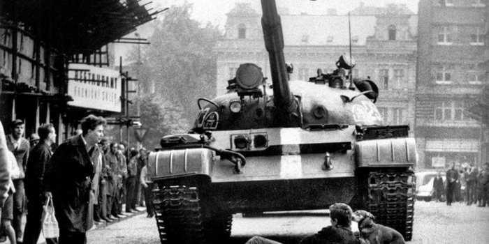 Srpen 1968. Mladík Se Vlastním Tělem Snaží Zastavit Sovětský Tank|foto: Severočeské Muzeum V Liberci