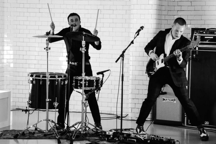 Punkrockoví Divočáci Slaves Vystoupí Na Narozeninách ROXY