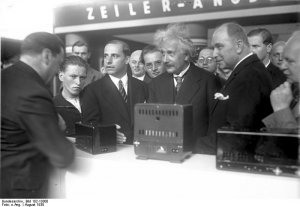 Albert Einstein otevírá veletrh IFA 1930 Feierliche Eröffnung der VII. grossen Funk-Ausstellung am Kaiserdamm in Berlin. Prof. Einstein besichtigt Radioapparate.