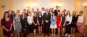 Účastníci Jugend Debattiert International Se Slovenským Prezidentem Andrejem Kiskou, foto pořadatel akce