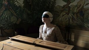 Österreich 2016 
LICHT von Barbara Albert
mit: 
Maria Dragus -Resi
Devid Striesow-Mesmer
Katja Kolm-Mutter
Lukas Miko-Vater
Maresi Riegner -Aki
Susanne Wuest-Ossini
Kamera: Christine A. Maier
Inhalt:
Wien, 1777. Die seit ihrem dritten Lebensjahr blinde, hochbegabte Pianistin Maria Theresia Paradis, von ihrem Umfeld Resi genannt, wird von ihren verzweifelten Eltern in die Obhut des Wunderheilers Franz Anton Mesmer gebracht, die letzte Hoffnung für die Heilung ihrer Tochter. Neben einer bunten Gesellschaft anderer Kranker im Palais lernt sie auch die Dienstmagd Agnes kennen, die ihr zu einer wichtigen Verbündeten wird.
Tatsächlich beginnt sie langsam zu sehen -  verliert aber ihre Virtuosität als Pianistin...


© Christian Schulz, Kein Verkauf an Dritte
Namensnennung




(Model Release: No (c) Christian Schulz
Mobil 01723917694