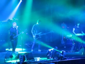 New Order v roce 2012. By swmfinfan - https://www.flickr.com/photos/swimfinfan/8129782550/in/album-72157631868594749/, CC BY-SA 2.0, Link