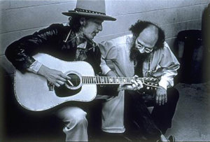 ilustrační foto: Allen Ginsberg And Bob Dylan (1975) by  Elsa Dorfman [CC BY-SA 3.0], via Wikimedia Commons