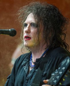 Robert Smith  by Bill Ebbesen [CC BY-SA 3.0], via Wikimedia Commons