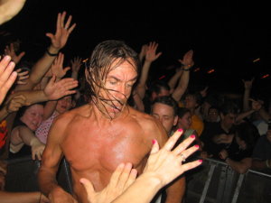 Iggy Pop v Memphisu, 2007. Foto Bill Dierssen / Dierssen at en.wikipediaLater version(s) were uploaded by Pomte at en.wikipedia. [CC BY-SA 2.5], via Wikimedia Commons