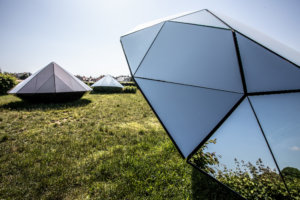 Michal Motyčka: Diamanty, 2014, zrcadlo, kov, dřevo, 230 × 250 × 240 cm