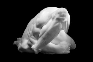 Athar Jaber, Mramorová postava (figura) – OPUS 4 č. 1, 2008,
kararský mramor, 60 x 60 x 120 cm (bez podstavce), 130 x 110 x 110 cm (s podstavcem). Soukromá sbírka.