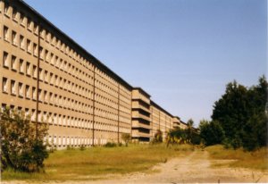 By Steffen Löwe - de.wikipedia.org: 17:00, 11. Aug 2004 . . Steffen Löwe Gera ("Koloss von Prora" von der Seeseite aus, fotografiert von Steffen Löwe, Public Domain), Public Domain, Link