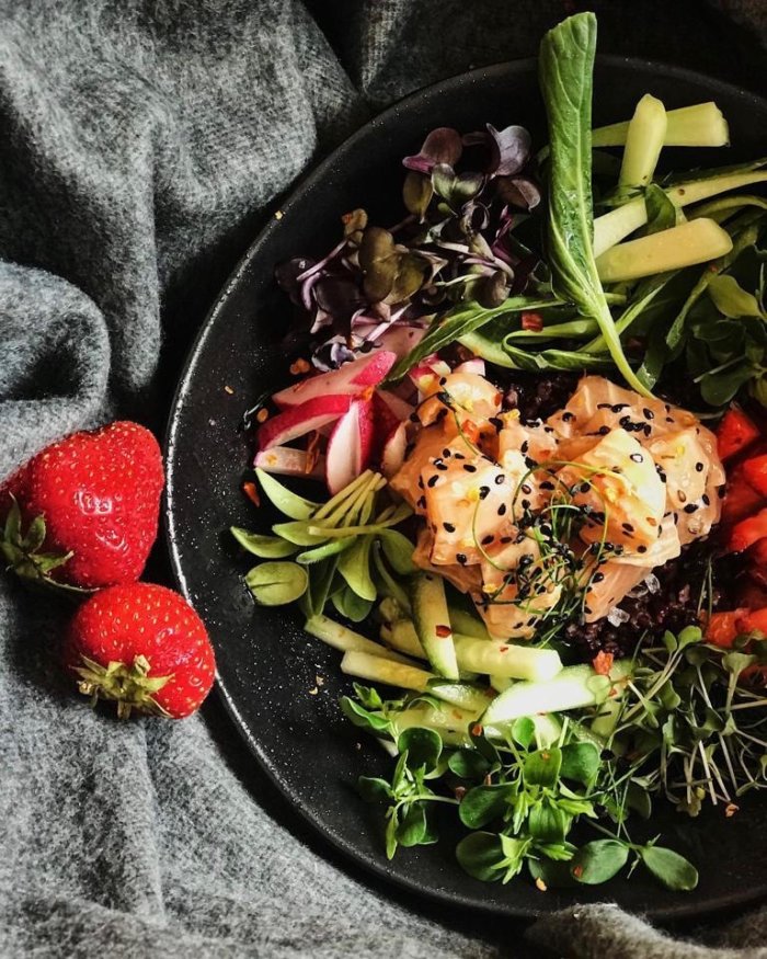 Fajn Letní Jídlo? Vyzkoušejte lososový Poke Bowl 