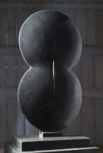 Průnik, černá žula, 2004.
63 x 31 x 25 cm
Foto: Ondřej Polák