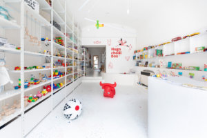 Hugo chodí bos prodává výhradně hračky české, mnoho z nich si pamatují i 
ti, jimž je dnes třeba i přes padesát. Například zvonicí vánoční 
stromek, který patří k nejprodávanějším kouskům. Foto Hugo chodí bos