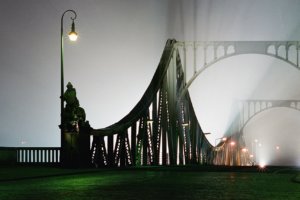 Glienicker Brücke zwischen Potsdam und Berlin am 9. November 1994, dem 5. Jahrestag des Mauerfalls. / Most špionů V Postupimi. Autor Bernd Blumrich