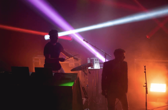 Elektronické Duo The Midnight Oznámilo Koncert Ve Futuru