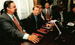 ABE3274C A9D9 4628 8694 A24646F82275