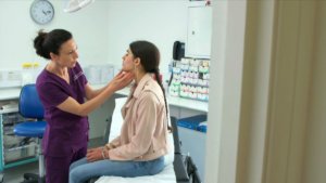 Dívka se silným akné na konzultaci na klinice Dr. Pimple Popperr, Zdroj Discovery