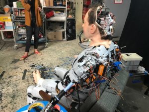 Rimini Protokoll (Stefan Kaegi) / Thomas Melle / Münchner Kammerspiele – Uncanny Valley (Tísnivé údolí)_Divadlo Archa