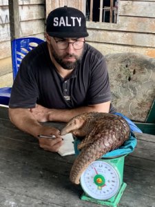 Ochránce přírody Tomáš Ouhel s luskounem_Foto: Bionaut