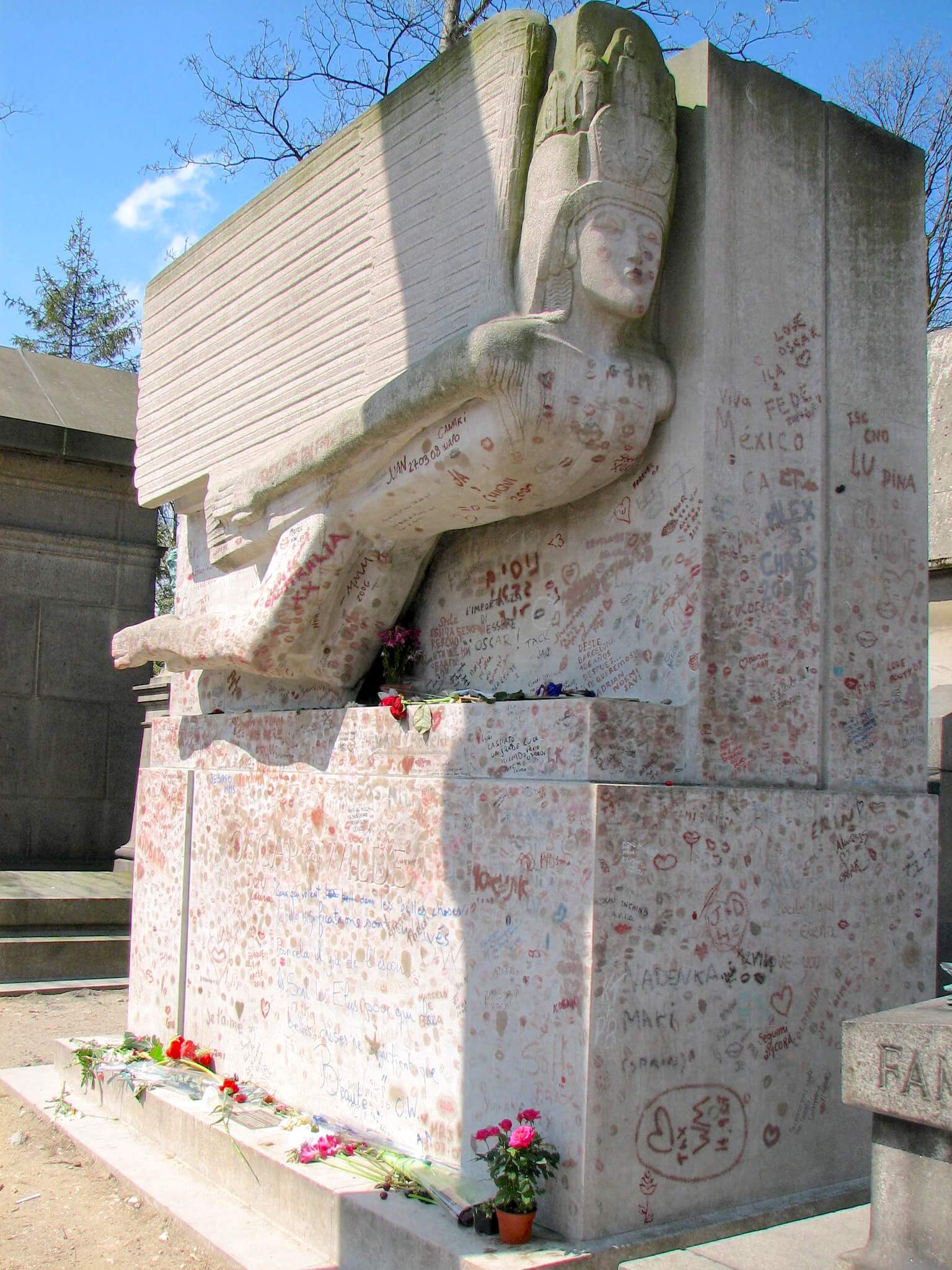 Hrob Oscara Wildea na pařížském hřbitově Pere Lachaise (2008, ještě před instalací ochranného protipolibkového skla)