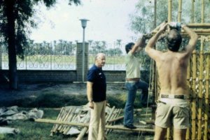 TH dohlíží na stavbu kajuty