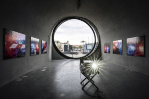 Výstava v kobce č.10 na pražské Náplavce_Foto: archiv Derecka Harda