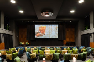 Přítomnost kino_Photo by alex shoots buildings