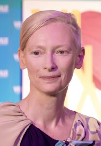Tilda Swinton na Viennale 2018 / By Manfred Werner (Tsui)/CC by-sa 4.0, CC BY-SA 4.0, https://commons.wikimedia.org/w/index.php?curid=77132538