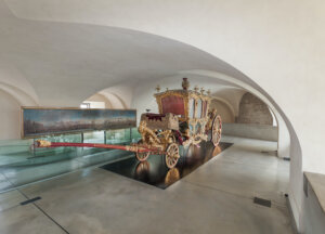 AMO, Václavské nám.4, Olomouc, interiér expozice - kočár. foto MUO_Muzeum moderního umění