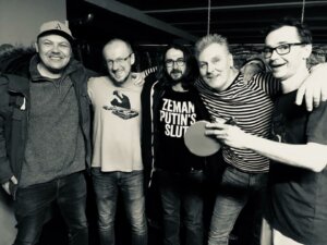 Pavel Bidlo obklopený spřátelenými DJs, foto Jakub Skalický