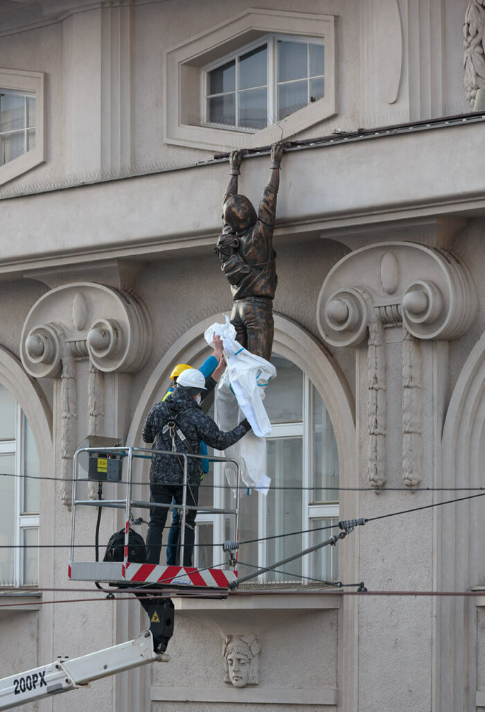 Muzeum Umění Olomouc Obléklo Sochu Davida Černého Do Ochranné Antikovidové Kombinézy