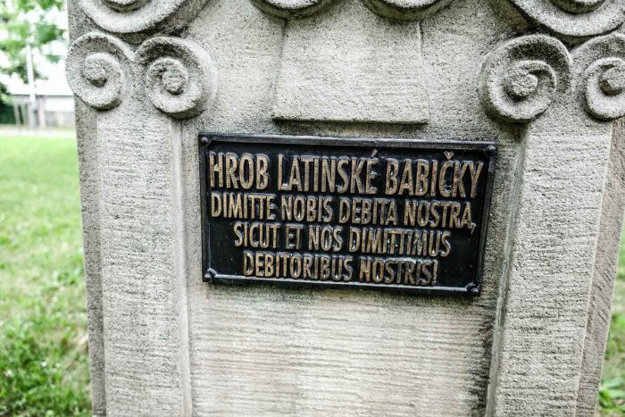 Znáte Studentský Zvyk Pokládat Květiny K Hrobu Latinské Babičky?