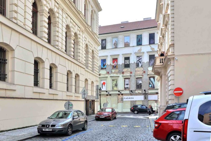 14 Umělců Vyzývá Fotografiemi K Naději, Vystavují Na Fasádě Domu SmetanaQ