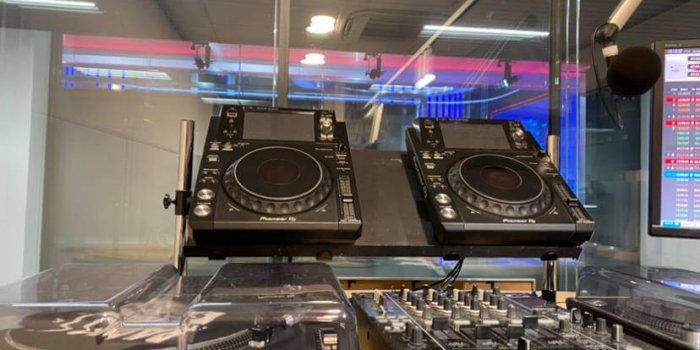 Studio Radia 1 - Sekce Pro Vinylové DJs A Mixující Hosty
