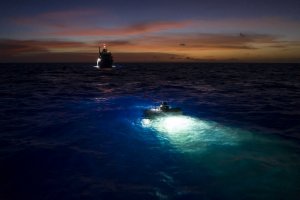 Drone shot of the ‘Limiting Factor’ just under the water with the lights on with the Pressure Drop in the background / foto Discovery Channel
