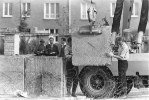 Stavba Berlínské zdi v roce 1961. kredit: Autor: Bundesarchiv, Bild 173-1321 / Helmut J. Wolf / CC-BY-SA 3.0, CC BY-SA 3.0 de, https://commons.wikimedia.org/w/index.php?curid=5337970