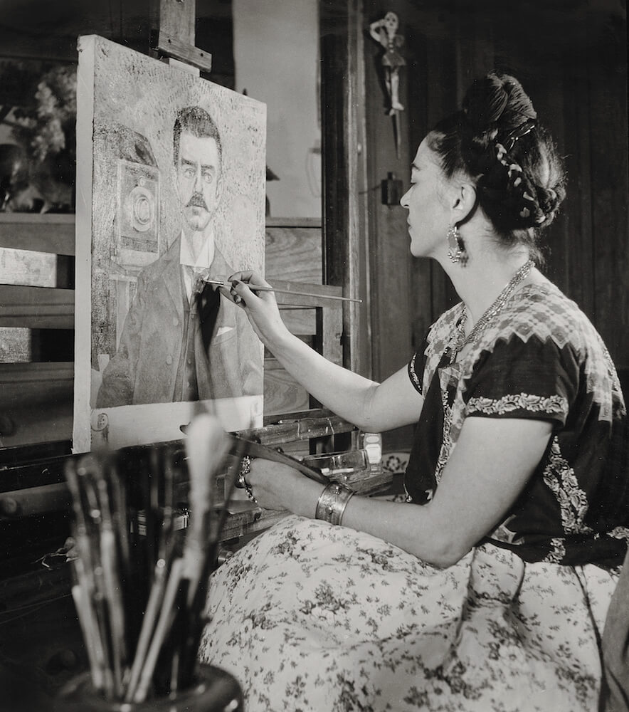 Frida maluje portrét svého otce, Gisèle Freund, 1951 © Muzeum Fridy Kahlo