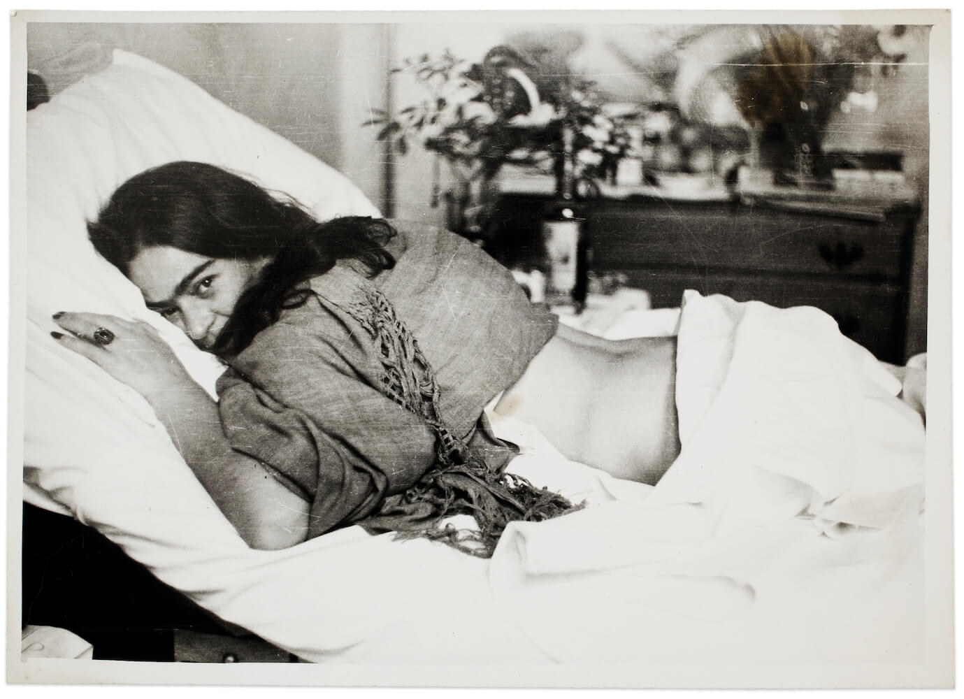  Frida ležící na břiše, Nickolas Muray, 1946 © Muzeum Fridy Kahlo, zdroj GHMP