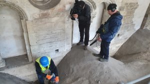 Natáčení Stavební Sondy Odhalující Gotickou Klenbu Ve Zdíkově Paláci V Olomouci