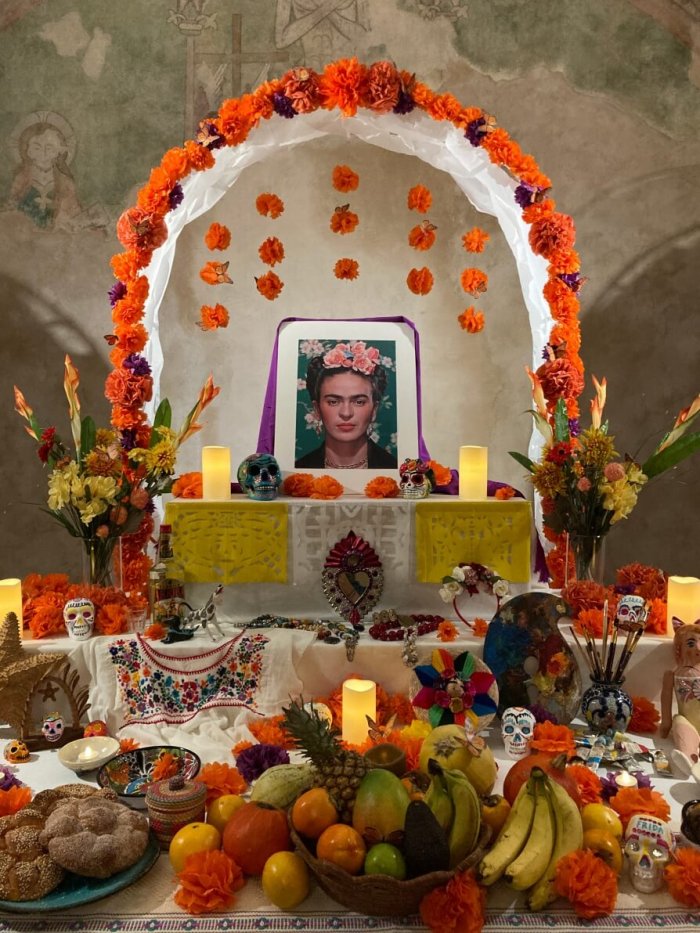 Mexický Dušičkový Oltář Pro Fridu Kahlo V Domě U Kamenného Zvonu