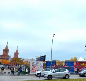 Zbytky Zdi jsou dnes k vidění v takzvané East Side Gallery podél řeky Sprévy
