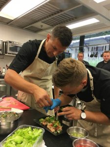 Tonda Bradáč a kolegové při kurzu vaření