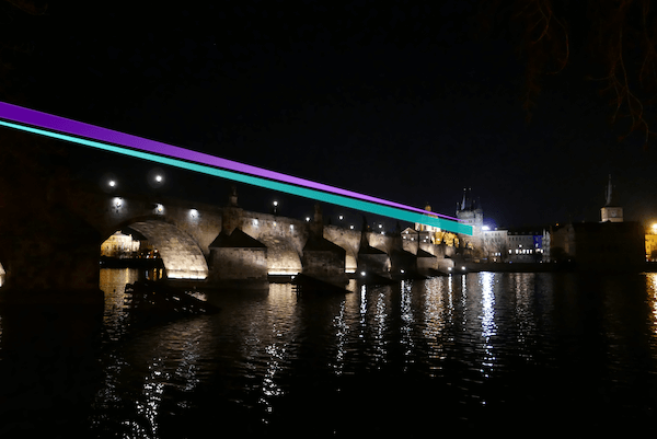 Signal Festival Protne Oba Konce Karlova Mostu Laserovým Paprskem, Oslaví Tak Den Světla