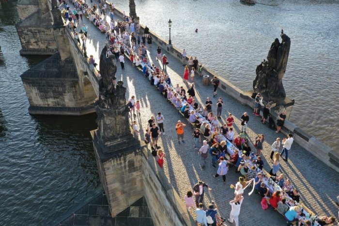 Kobza Naváže Na Stůl Na Karlově Mostě. Staroměstské Náměstí Ožije Snídaní