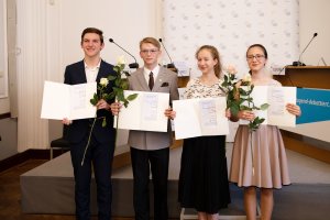 Vítězky A Vítězové českého Kola Mezinárodni Debatní Soutěže V Němčině. Foto Janina Alvarez, Goethe Institut