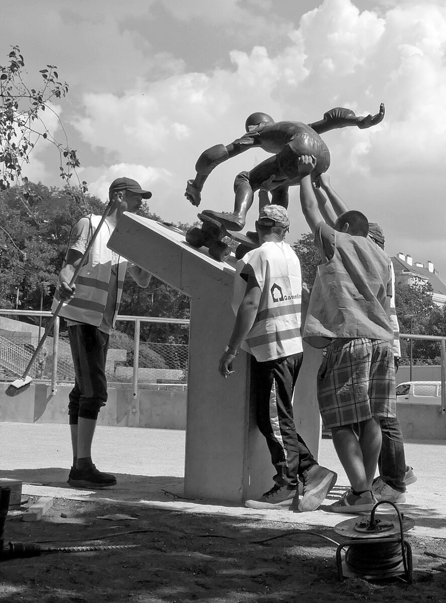 instalace sochy Skateboardisty na Folimance - foto Vyšehradskej jezdec