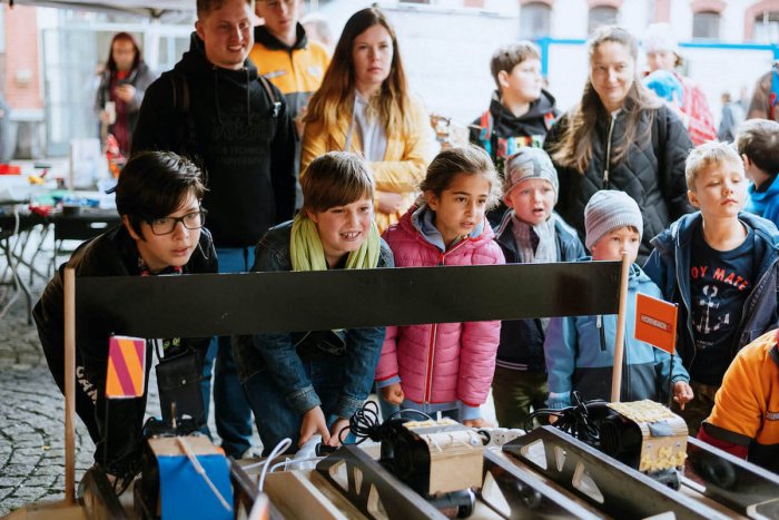 Tržnici V Holešovicích Zaplavily Vynálezy. Pražský Maker Faire Ukázal Rozmanitou českou Tvořivost A Zájem O Ni